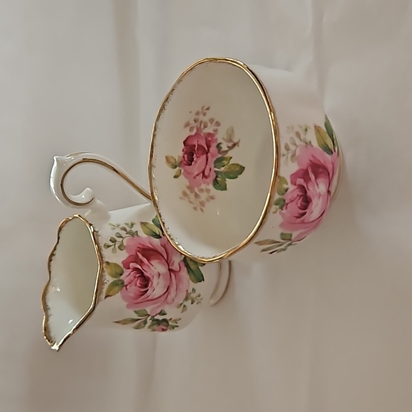 "American Beauty" cream and sugar by Royal Albert. - Picture 1 of 13